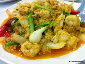 เนื้อปูผัดผงกระหรี่ Crab meat with yellow curry