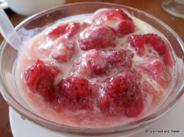 Strawberry with condense milk 